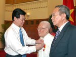 Former Party leaders get Party membership badges - ảnh 1